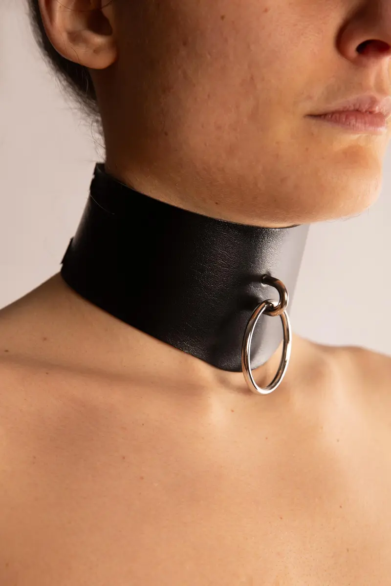 Collare con Anello in Eco Pelle