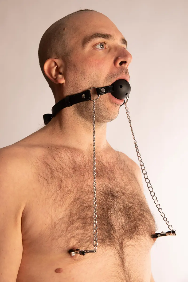 Gag Ball con Pinze per Capezzoli Nera