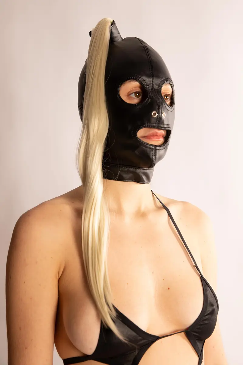 Maschera con Coda Bionda in Eco Pelle