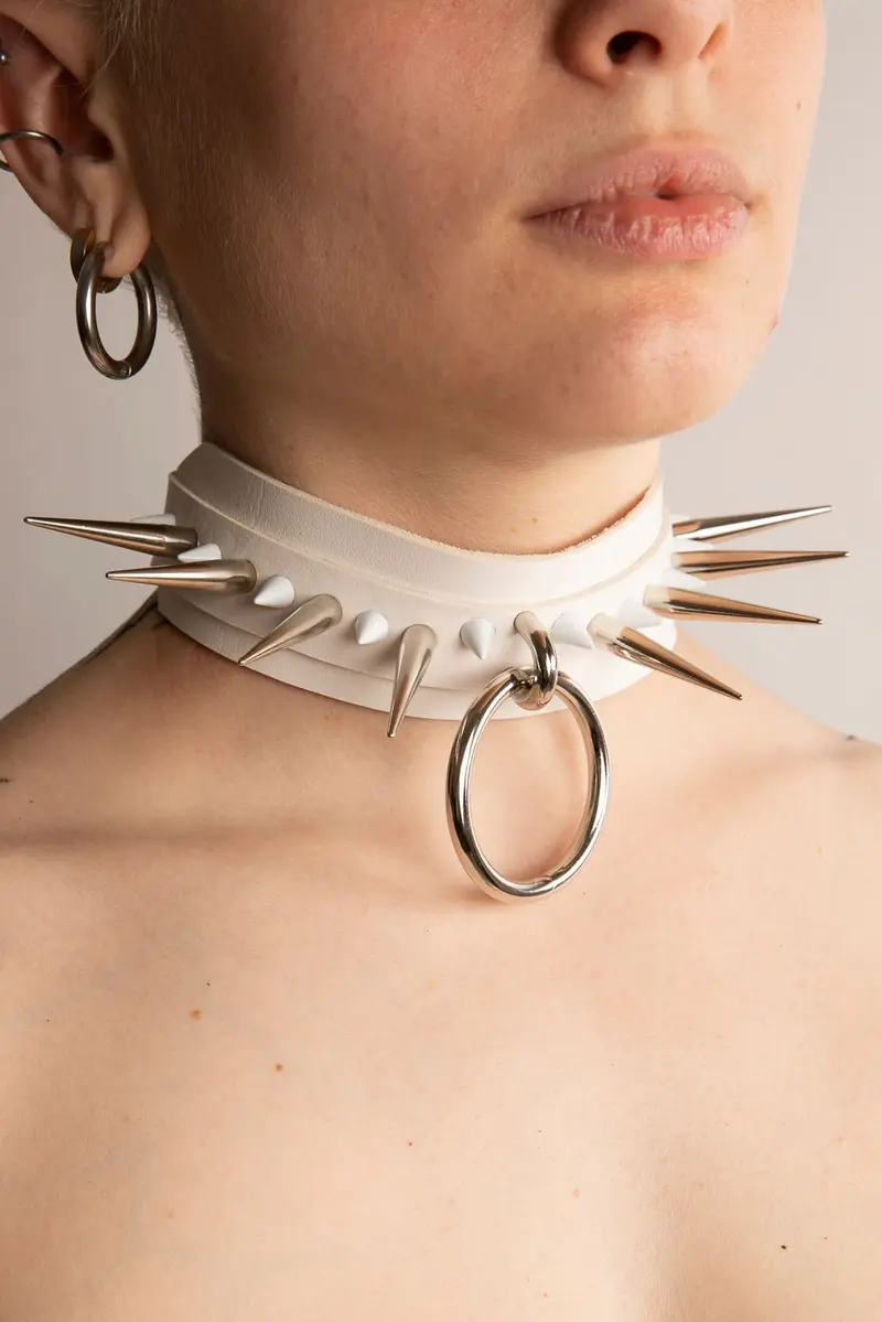 Oh My Goth Collare con Borchie e Anello Bianco