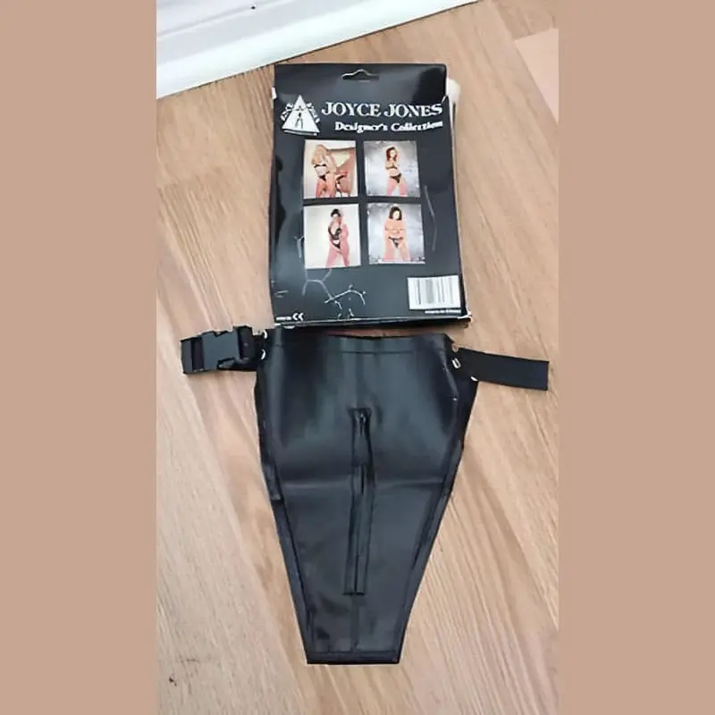 Panty Nero con Zip Frontale – Seduzione e Stile